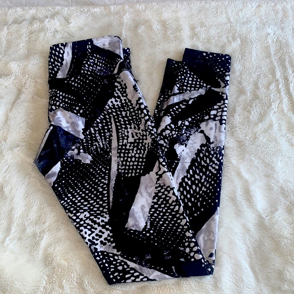 Lululemon black and white Lux leggings medium